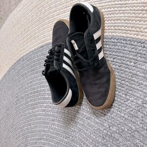Men’s black Adidas, Size 10.5, skateboarding sleeley J. Black and white